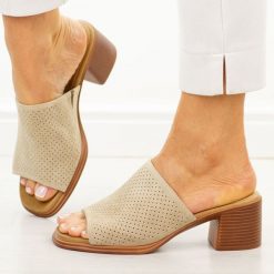 Beżowe skórzane klapki damskie na obcasie T.Sokolski 365. Brązowe klapki Sokolski, bez wzorów, z jeansu, bez obcasa, na obcasie. Za 219.00 zł.