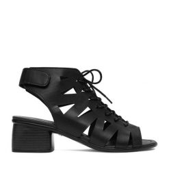 Sandały Remonte. Czarne sandały Remonte, bez wzorów, bez obcasa, na słupku, bez zapięcia. Za 389.99 zł.