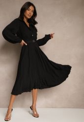 Czarna Koszulowa Sukienka z Plisowanymi Zdobieniami i Paskiem z Klamrą Efrivelle. Czarne sukienki Renee, na co dzień, l, z aplikacjami, eleganckie, bez kołnierzyka, bez ramiączek, midi, kopertowe. Za 99.99 zł.