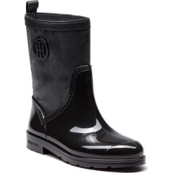 Kalosze TOMMY HILFIGER - Shiny Camo Rain Boot FW0FW03318 Black 990. Czarne kalosze TOMMY HILFIGER, z aplikacjami, z futra. W wyprzedaży za 329.00 zł.