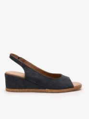 Granatowe sandały na koturnie. Niebieskie sandały Ryłko, bez wzorów, ze skóry, eleganckie, z okrągłym noskiem, bez obcasa, na koturnie, bez zapięcia. Za 399.99 zł.