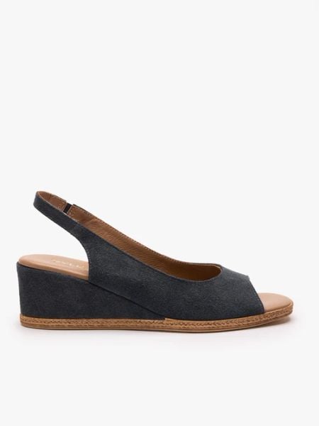 Granatowe sandały na koturnie. Niebieskie sandały Ryłko, bez wzorów, ze skóry, eleganckie, z okrągłym noskiem, bez obcasa, na koturnie, bez zapięcia. Za 399.99 zł.