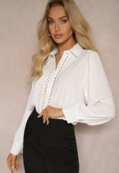 Biała Koszula z Eleganckimi Ażurowymi Wstawkami Meristas. Białe koszule Renee, l, w ażurowe wzory, eleganckie, bez kołnierzyka, bez ramiączek. Za 59.99 zł.