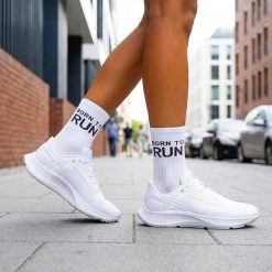 Białe skarpetki damskie born to run 1230. Białe skarpety Milena, bez wzorów, z bawełny. Za 16.90 zł.