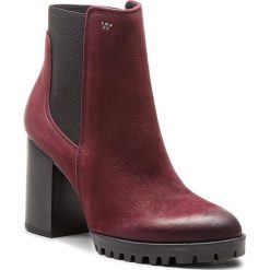 Botki WOJAS - 8594-25 Bordowy. Czerwone botki Wojas, bez wzorów, z nubiku, bez obcasa, na obcasie, bez zapięcia. W wyprzedaży za 299.00 zł.