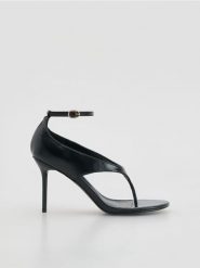 Sandały na szpilce - czarny. Czarne sandały Reserved, bez wzorów, ze skóry, bez obcasa, na szpilce, bez zapięcia. Za 169.99 zł.