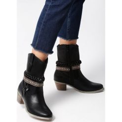 Czarne Botki Oh-So-Awesome. Czarne botki Born2be, bez wzorów, z okrągłym noskiem, bez obcasa, bez zapięcia. Za 99.99 zł.