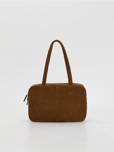 Skórzana torebka na ramię - brązowy. Brązowe torby na ramię Reserved, bez wzorów, ze skóry, na ramię, bez dodatków. Za 359.99 zł.