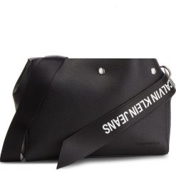 Torebka CALVIN KLEIN JEANS - Logo Banner Shoulder Bag K40K400825 001. Czarne listonoszki Calvin Klein Jeans, bez wzorów, z jeansu, bez dodatków. W wyprzedaży za 359.00 zł.