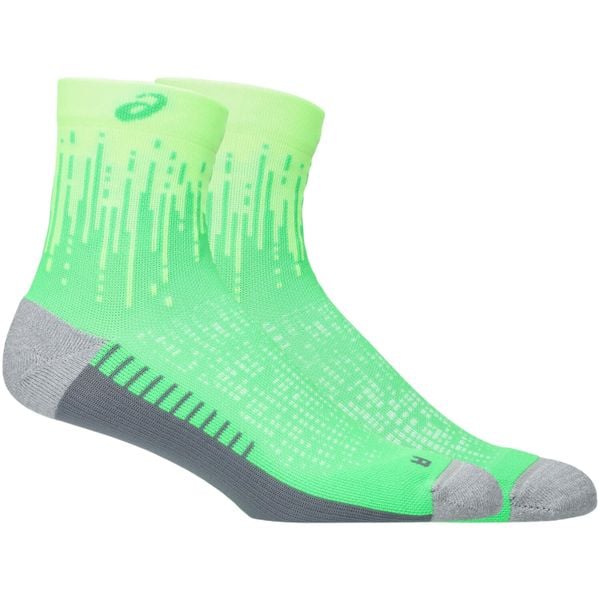 Skarpetki sportowe dla dorosłych Performance Run Quarter Sock. Zielone skarpety Asics, bez wzorów, z materiału. Za 69.99 zł.