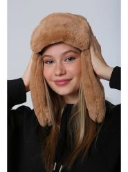 Lucky Bees Czapka w kolorze karmelowym rozmiar: onesize. Brązowe czapki Lucky Bees, bez wzorów, z futra. Za 113.10 zł.