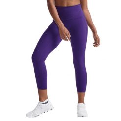 Damskie legginsy kompresyjne 7/8 z wysokim stanem 2XU Form Stash. Fioletowe legginsy 2XU, bez wzorów, z podwyższonym stanem. W wyprzedaży za 269.05 zł.