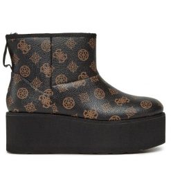 Botki Guess. Brązowe botki Guess, z aplikacjami, bez obcasa, na płaskiej podeszwie, bez zapięcia. Za 719.99 zł.