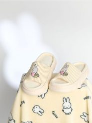 Kapcie Miffy - żółty. Żółte obuwie domowe Sinsay, bez wzorów, bez zapięcia. Za 29.99 zł.