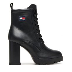 Botki Tommy Jeans. Czarne botki Tommy Jeans, bez wzorów, z jeansu, bez obcasa, na słupku, bez zapięcia. Za 749.99 zł.
