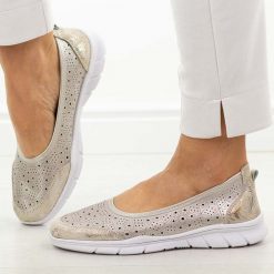 Szampańskie ażurowe skórzane baleriny damskie Jezzi 9997. Żółte baleriny Jezzi, w ażurowe wzory, z jeansu, z okrągłym noskiem, bez obcasa, na płaskiej podeszwie. Za 189.00 zł.