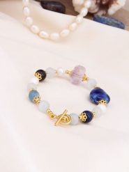 Pierres de Jade Pozłacana bransoletka z ametystami i amazonitami rozmiar: onesize. Białe bransoletki Pierres de Jade, z ametystem, pozłacane. Za 43.99 zł.