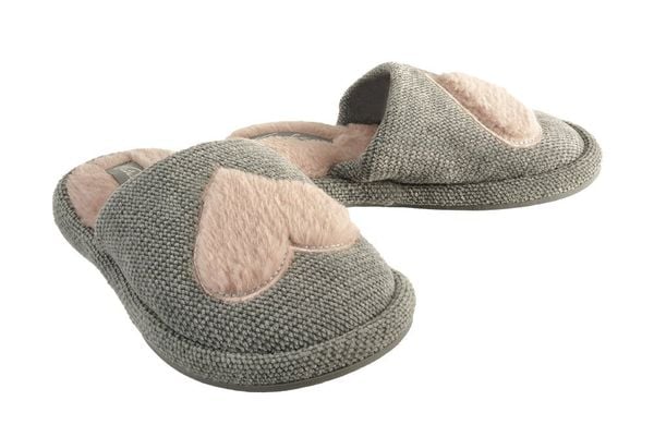 METEOR 239 SERCA szary, kapcie damskie. Szare obuwie domowe Meteor, z aplikacjami, z tkaniny, bez zapięcia. Za 40.79 zł.