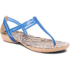 Sandały CROCS - Isabella Graphic T-Strap 204859 Blue Jean/Animal. Niebieskie klapki Crocs, bez wzorów, z tworzywa sztucznego, bez obcasa, bez zapięcia. W wyprzedaży za 149.00 zł.