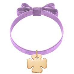 Bransoletka z koniczyną na liliowej wstążce z podwójną kokardką. Bransoletki Lilou, pozłacane. Za 178.00 zł.