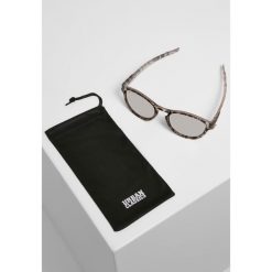 Okulary przeciwsłoneczne Urban Classics 106 uc. Szare okulary przeciwsłoneczne Urban Classics, bez wzorów, sportowe. W wyprzedaży za 34.50 zł.