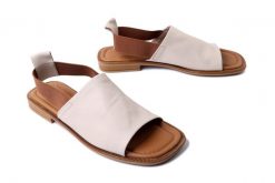 ARTIKER RELAKS 54C0857 beżowy, sandały damskie. Brązowe sandały Artiker Relaks, bez wzorów, bez obcasa, na płaskiej podeszwie, bez zapięcia. Za 184.90 zł.
