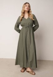 Zielona Rozkloszowana Sukienka z Lnem i Wiskozą Zdobiona Guzikami Maitiella. Zielone sukienki Born2be, na co dzień, na lato, l, z aplikacjami, z wiskozy, eleganckie, bez kołnierzyka, bez ramiączek, maxi, kopertowe. Za 199.99 zł.