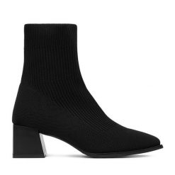 Botki DeeZee. Czarne botki DeeZee, bez wzorów, bez obcasa, na słupku, bez zapięcia. Za 179.99 zł.