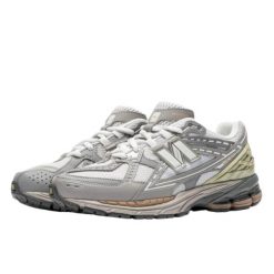 Buty do chodzenia dla dorosłych New Balance 1906N Team Away Grey. Szare obuwie sportowe New Balance, bez zapięcia, trekkingowe. W wyprzedaży za 644.30 zł.
