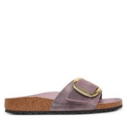 Klapki Birkenstock. Czerwone klapki Birkenstock, bez wzorów, bez obcasa. Za 479.99 zł.