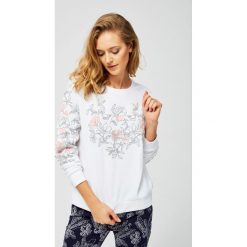 Bluza z motywem kwiatów. Białe bluzy MOODO, l, bez wzorów, bez kaptura. Za 39.99 zł.