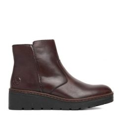 Botki Rieker. Brązowe botki Rieker, bez wzorów, bez obcasa, na koturnie, bez zapięcia. Za 429.99 zł.