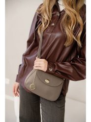 Mia Tomazzi Skórzana torebka "Evaristo" w kolorze szarobrązowym - 23 x 16 x 6 cm rozmiar: onesize. Brązowe torby na ramię Mia Tomazzi, bez wzorów, z materiału, na ramię, bez dodatków. Za 244.80 zł.