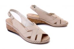 RIEKER 66189-60 beige, sandały damskie. Brązowe sandały Rieker, w ażurowe wzory, ze skóry, bez obcasa, na koturnie, bez zapięcia. Za 319.90 zł.