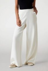 GUESS Spodnie damskie dresowe ecru Olympe Wide. Białe spodnie dresowe Guess, s, z aplikacjami, z dresówki. W wyprzedaży za 339.99 zł.