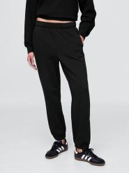 GAP Spodnie dresowe w kolorze czarnym rozmiar: XL. Czarne spodnie dresowe GAP, xl, bez wzorów, z dresówki. Za 127.95 zł.