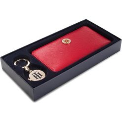 Zestaw upominkowy TOMMY HILFIGER - Th Core Za Wallet/Keyfob AW0AW06322 614. Czerwone portfele TOMMY HILFIGER, bez wzorów, ze skóry ekologicznej. W wyprzedaży za 219.00 zł.