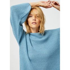 Sweter bufiaste rękawy. Niebieskie golfy MOODO, s, bez wzorów, bez ramiączek. Za 59.99 zł.