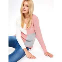 SWETER DAMSKI, KOLOROWY. Czerwone swetry marki TROLL, na jesień, w geometryczne wzory, z dzianiny. W wyprzedaży za 29.99 zł.