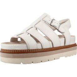 Sandały CLARKS ORIANNA TWIST Biały. Białe sandały Clarks, bez wzorów, ze skóry, bez obcasa, bez zapięcia. Za 432.99 zł.