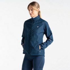 Kurtka wiatrówka damska Resilient III. Niebieskie kurtki sportowe Dare 2b, bez wzorów, bez kaptura, trekkingowe. W wyprzedaży za 139.99 zł.