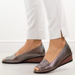 Pewter czółenka damskie z odkrytym palcem Potocki 12402. Szare czółenka POTOCKI, bez wzorów, ze skóry, z otwartym noskiem, bez obcasa, na koturnie, bez zapięcia. Za 159.00 zł.