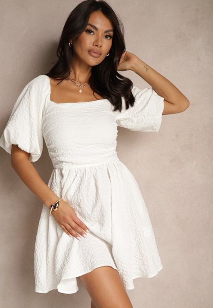 Biała Rozkloszowana Sukienka z Elastyczną Górą i Bufkami na Ramionach Velzemia. Białe sukienki Renee, na co dzień, l, bez wzorów, klasyczne, bez kołnierzyka, bez ramiączek, mini, rozkloszowane. Za 139.99 zł.