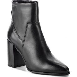 Botki QUAZI - QZ-06-01-000028 101. Czarne botki QUAZI, bez wzorów, z materiału, bez obcasa, bez zapięcia. W wyprzedaży za 259.00 zł.