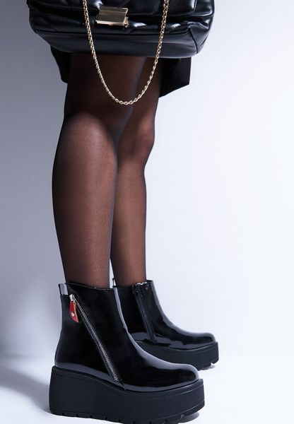 Czarne Lakierowane Botki na Koturnie i Platformie Wykończone Suwakiem Irilorae. Czarne botki Renee, na zimę, bez wzorów, z dzianiny, bez obcasa, na koturnie, bez zapięcia. Za 139.99 zł.