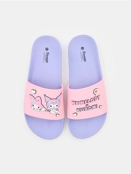 Klapki z aplikacjami 3D Hello Kitty - fioletowy. Fioletowe klapki Sinsay, z aplikacjami, bez obcasa. Za 35.99 zł.