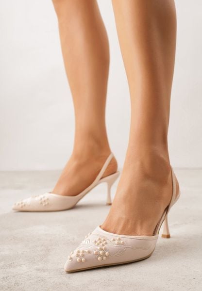 Beżowe Sandały na Szpilce Ozdobione Haftowanym Wzorem i Koralikami Sametis. Brązowe sandały Renee, bez wzorów, z satyny, bez obcasa, na obcasie, bez zapięcia. Za 119.99 zł.