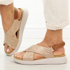 Beżowe sandały damskie Sergio Leone Sk156. Brązowe sandały Sergio Leone, bez wzorów, z jeansu, eleganckie, bez obcasa, na płaskiej podeszwie, bez zapięcia. Za 169.00 zł.