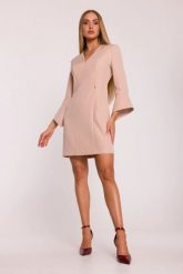 Elegancka sukienka z szerokimi mankietami dekolt V beżowa. Brązowe sukienki MOE, do pracy, na lato, m, bez wzorów, z materiału, biznesowe, bez kołnierzyka, bez ramiączek, mini, dopasowane. Za 359.00 zł.