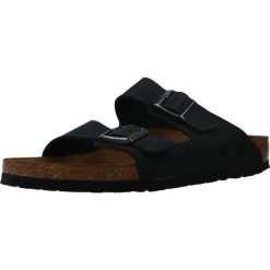 Klapki Birkenstock 552113. Czarne klapki Birkenstock, bez wzorów, z materiału, bez obcasa. Za 722.00 zł.
